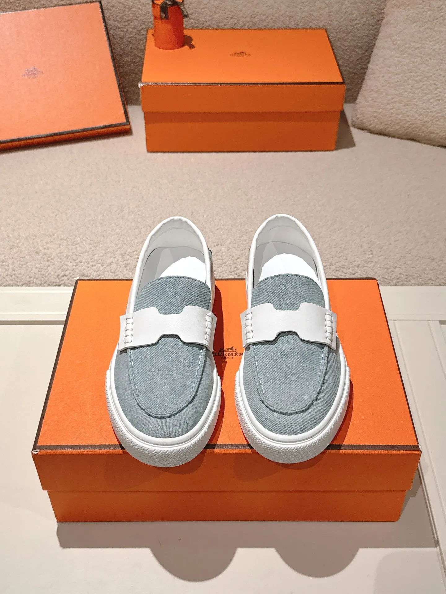Men's men's shoes P620! Hermes# Thick Sole Couple Loafers These lace-up free sneakers in calfskin and washed denim feature signature "H" details. The design is simple and smooth, creating a fashionable urban look. It is comfortable and versatile. H family classics are not outdated, and the delivery counter is beautifully packaged🛍📦 Fabric: Original customized washed denim/first-layer cowhide Lining: Imported soft sheepskin Sole: Original open-molded anti-slip TPU material Size: 35-45